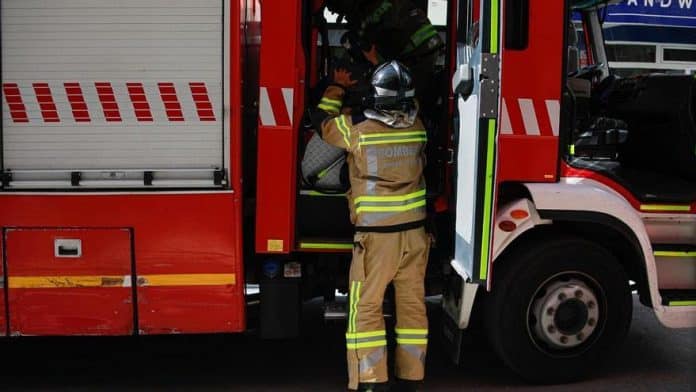 e13102d0-b398-4cb5-8bbf-cf94bbfffe05_16-9-aspect-ratio_default_0.jpg Firefighters rescue a three year old girl locked in a car in Ibiza