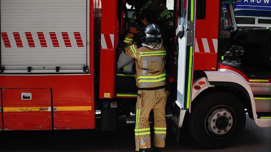 Firefighters rescue a three year old girl locked in a car in Ibiza