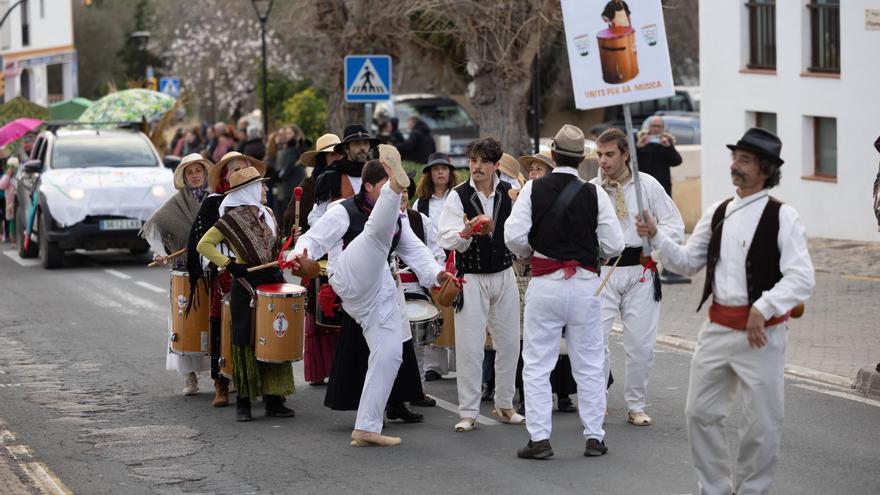 Carnival in Ibiza: La rúa de Sant Joan creates the fusion of ‘ball pagès’ and ‘batucada’