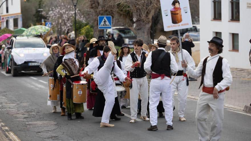 Carnival in Ibiza: La rúa de Sant Joan creates the fusion of ‘ball pagès’ and ‘batucada’