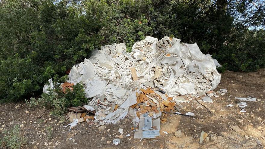Warning of debris accumulation in a wooded area of Cala Vedella