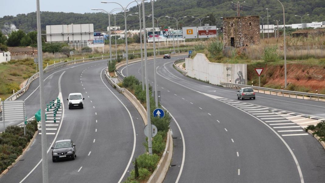Lane closures and detours at the access to Ibiza airport