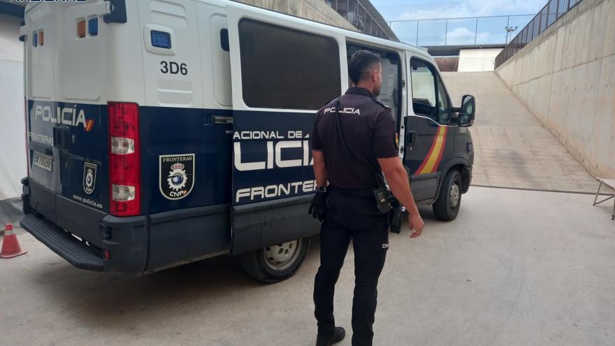 A man arrested for stealing in three industrial buildings in Ibiza