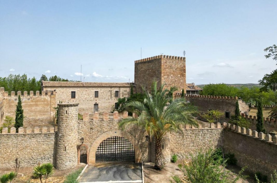 A castle in Jaén for what a luxury apartment in Ibiza costs