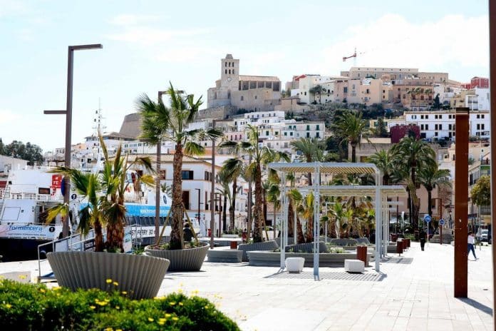 The port of Ibiza opens a new garden area on the dock of the line with Formentera