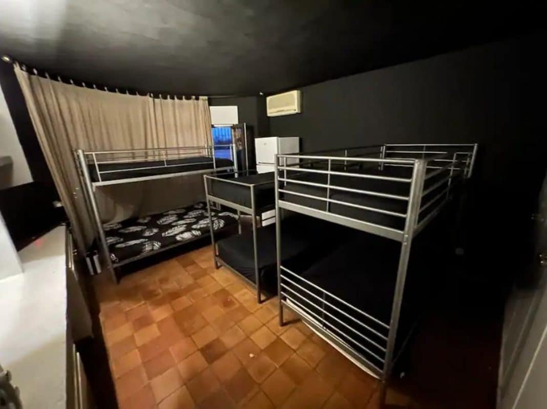 Investigation of an illegal hostel in Ibiza that bills 20.000 € per month and accommodates up to six people in a room