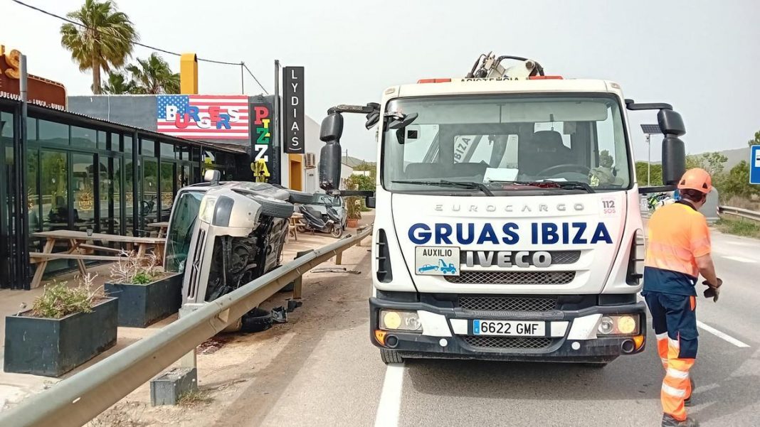 Car overturns after hitting a guardrail on the Sant Joan road