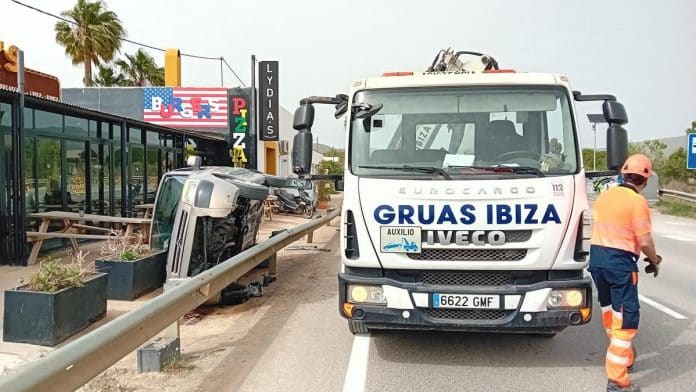 1d2220f6-b1b2-4409-aecd-5046cd5256d2_16-9-discover-aspect-ratio_default_0.jpg Car overturns after hitting a guardrail on the Sant Joan road