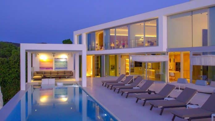 LUXURY IN IBIZA | Ibiza, island of luxury and contrast: from concentrating the largest number of rental villas to living in caravans