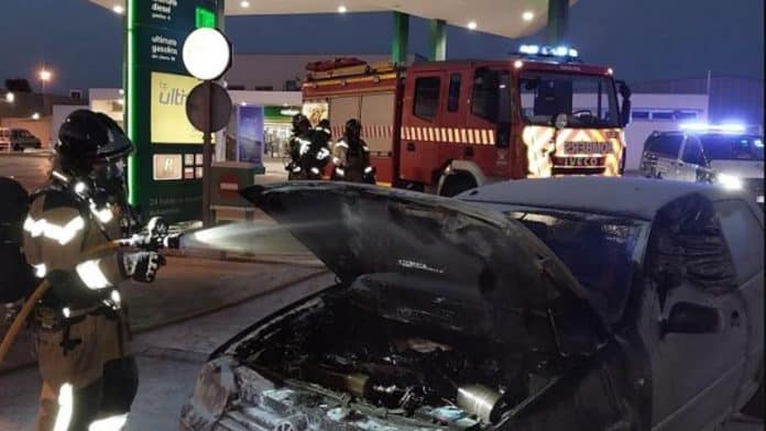 488d88b0-db1a-4b0a-a511-1dfaed794b59_16-9-discover-aspect-ratio_default_0.jpg FIRE IN IBIZA | A car burns in a gas station in Sant Antoni