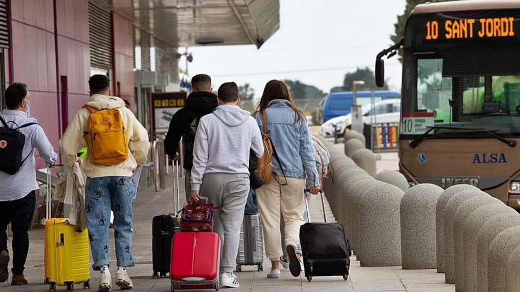 IBIZA AIRPORT | Two flights cancelled and five delayed due to runway problem at Ibiza airport