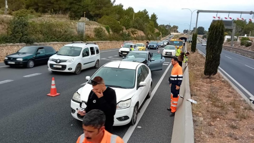 ACCIDENTS IBIZA : A chain collision of three vehicles causes traffic jams on the Sant Antoni road