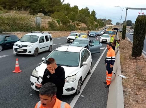 ACCIDENTS IBIZA : A chain collision of three vehicles causes traffic jams on the Sant Antoni road