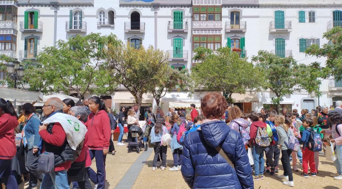 The school public has filled the fair during the morning