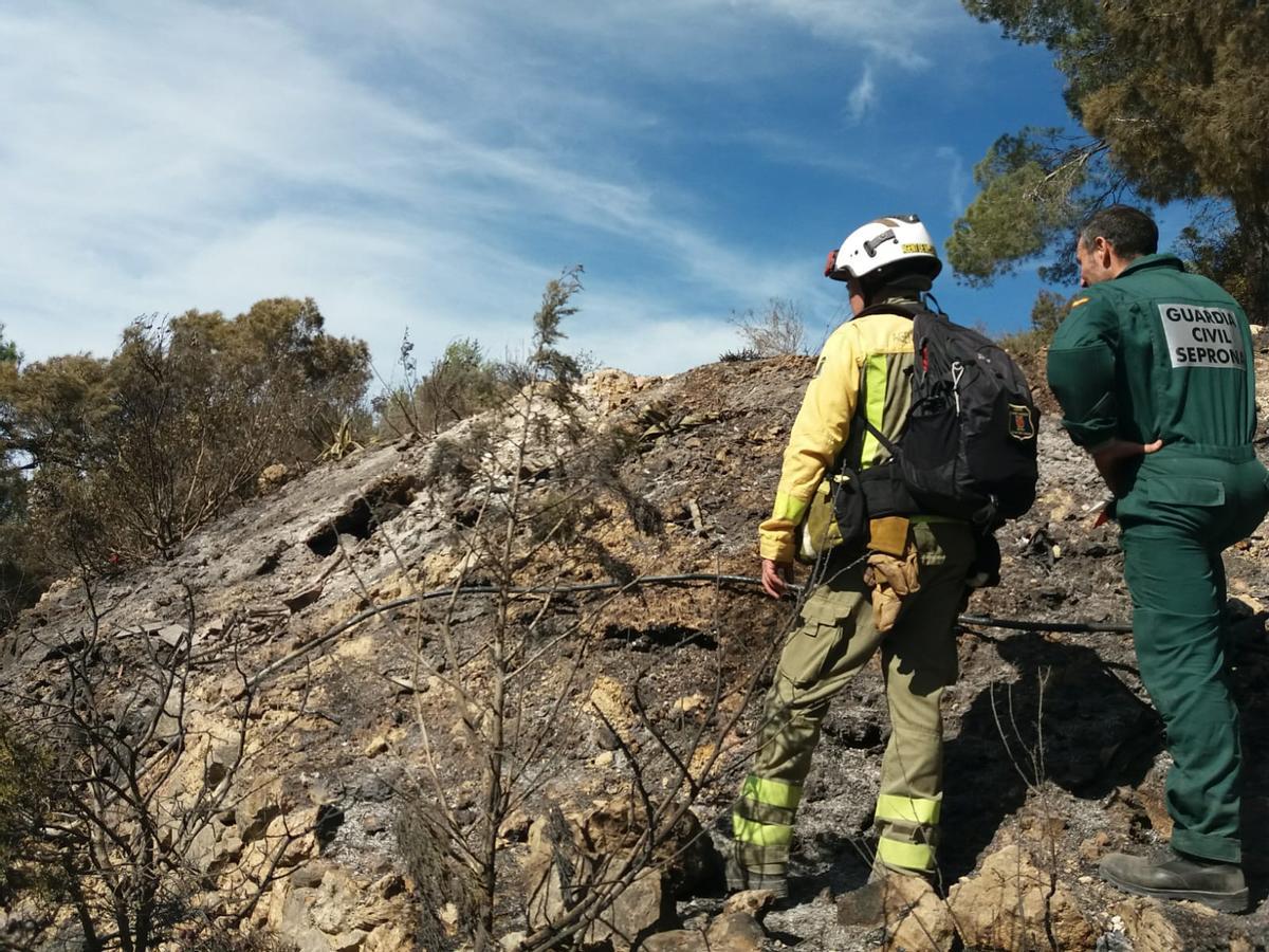 An agent of the Seprona and another member of the emergency corps at the site of the fire