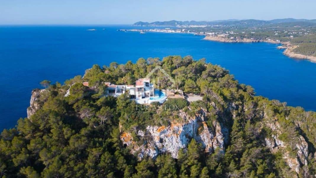 LUXURY HOUSES IBIZA | This is the Ibiza villa with 360-degree views that sells for 35 million euros