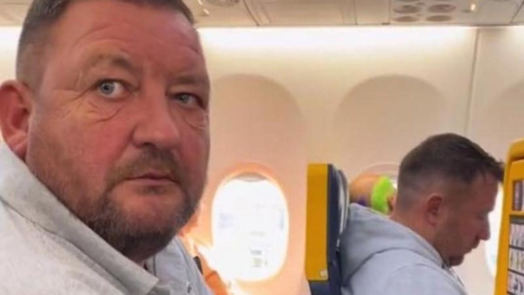 IBIZA RYANAIR FLIGHTS | Attempts to get off the plane when he found out he was not going to Ibiza