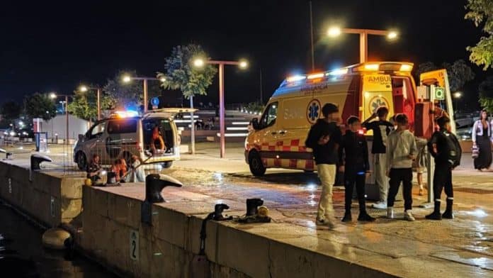 ACCIDENTS IN IBIZA | A man falls into the water of the port of Ibiza while taking a picture
