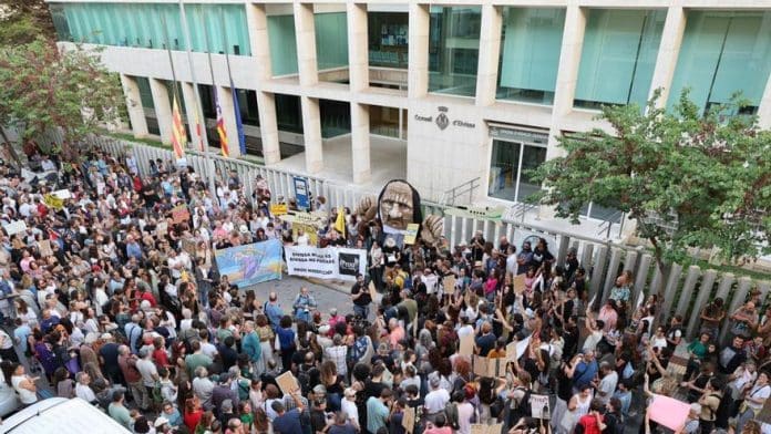 “Deport tourists who are discourteous.”