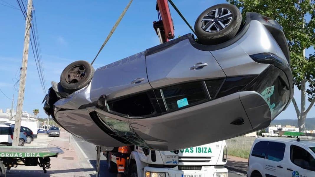INJURIES ACCIDENT IBIZA | A rental car overturns at the entrance of Sant Antoni