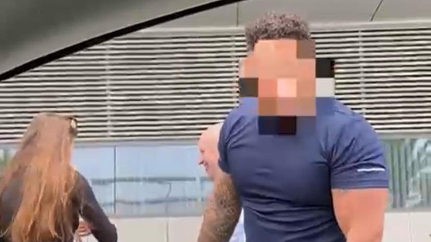 A pirate driver threatens a cab driver who catches him picking up customers at Ibiza airport