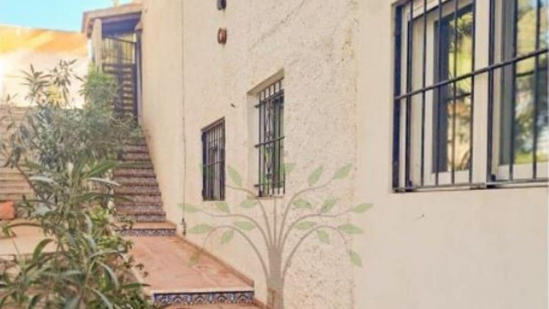 APARTMENTS IN IBIZA | Opportunity: detached villa with three bedrooms and large outdoor area in Cala Tarida