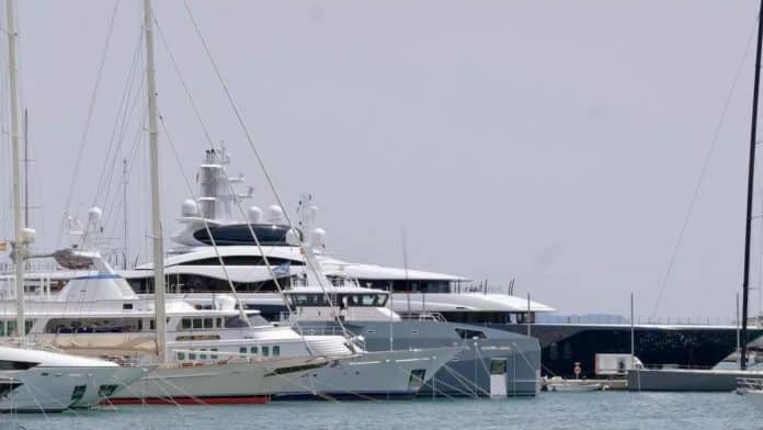 2080f30a-1559-41fc-9b2c-09d665282a34_16-9-discover-aspect-ratio_default_0.jpg Mark Zuckerberg, caught: he committed an illegality to dock his luxury yacht in Majorca