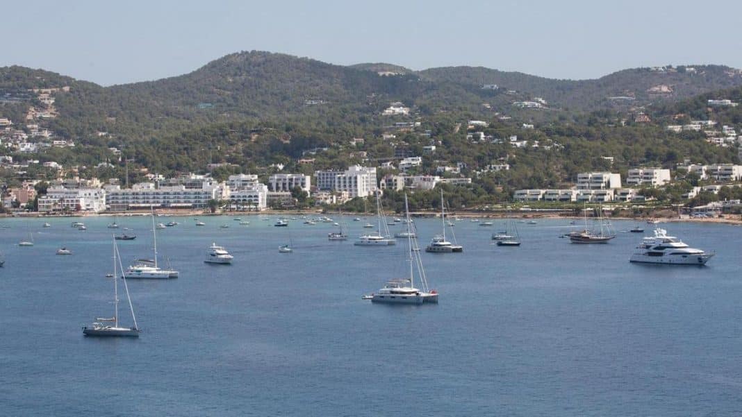 IBIZA VILLA ROBBERIES | Two hooded men rob a rental villa in Jesus to rob a tourist family