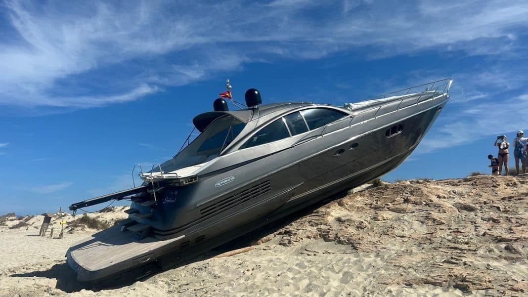 The owner of the yacht that ran aground in s’Espalmador has two days to decontaminate it