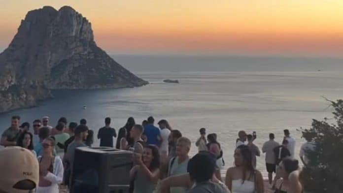 PARTIES IN IBIZA: Messages to Diplo after his illegal party in front of es Vedrà: “Respect Ibiza!”