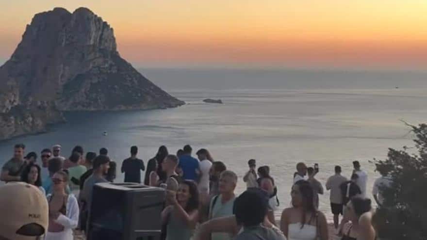 PARTIES IN IBIZA: Messages to Diplo after his illegal party in front of es Vedrà: “Respect Ibiza!”