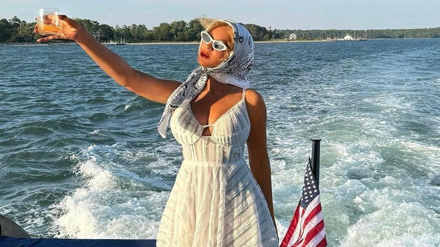 Beyonce, toast and boat ride in Ibiza fashion