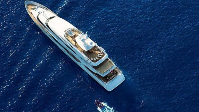 LUXURY IN IBIZA | Ibiza arrives a super yacht that is rented for 230,000 euros a week. We show it to you