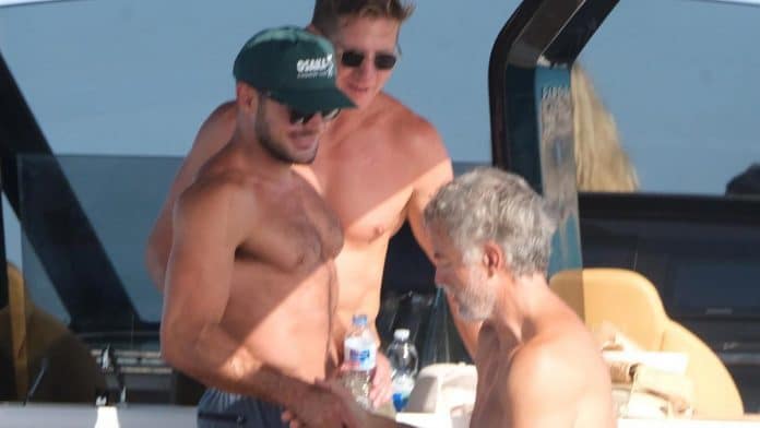 FAMOSOS IN IBIZA | Zac Efron shows muscles in Formentera