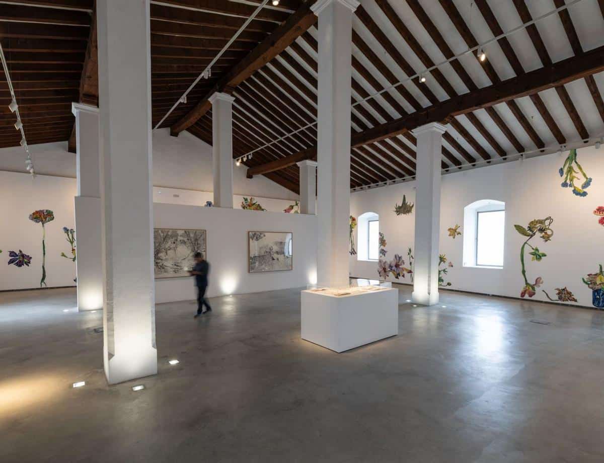 The Sala de Armas of the MACE hosts until November the exhibition 'La Scoperta del Fuoco', by Santi Moix.   | VICENT MARÍ