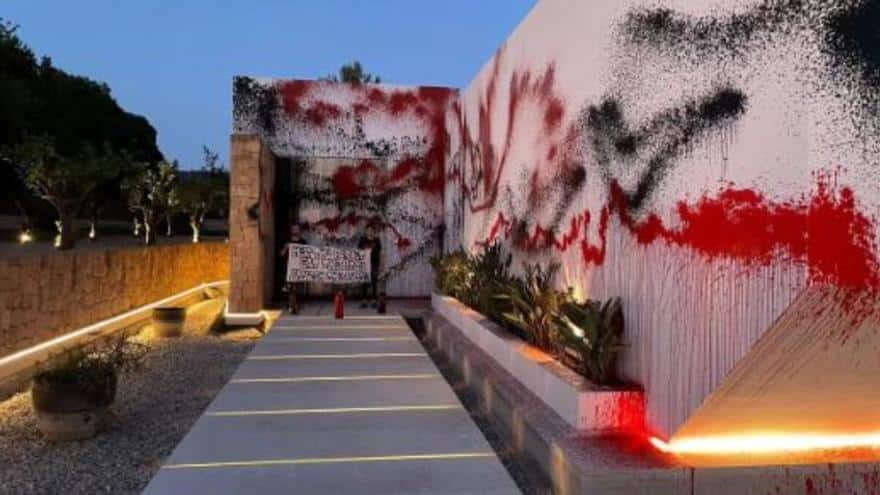 LEO MESSI IBIZA | They deface Messi’s house in Ibiza and get inside the villa