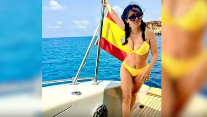 Salma Hayek, in love with her gray hair in Ibiza