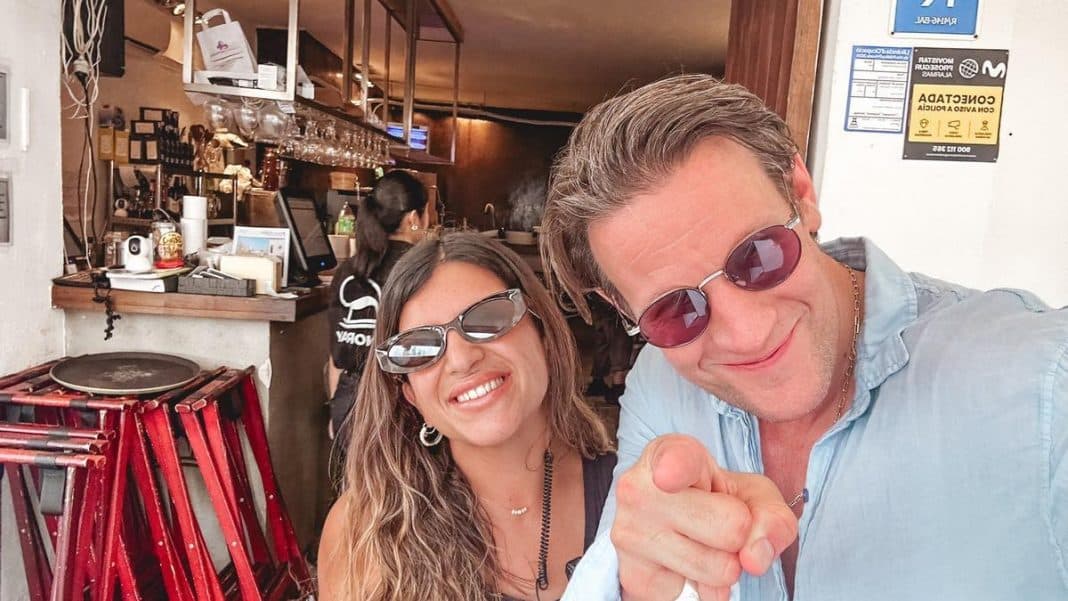 Matt Smith, actor in ‘House of the Dragon’, in a restaurant in the port of Ibiza with a fan
