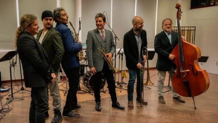 Ichos arrives with its hard pop to the sunset of Caló de s’Oli