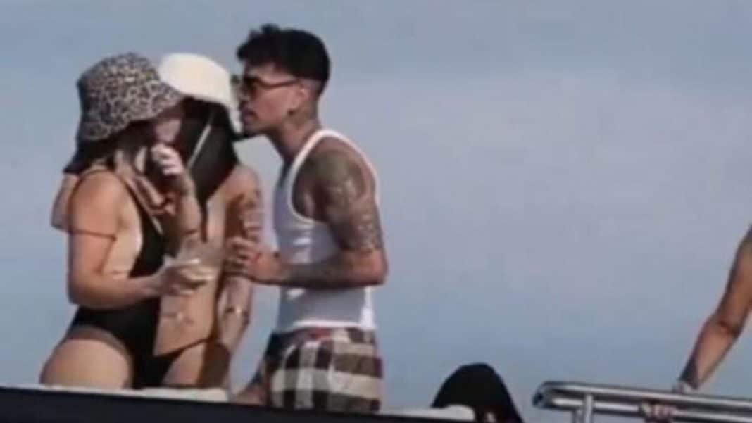 Rauw Alejandro in Ibiza: forgets Rosalia with another young woman