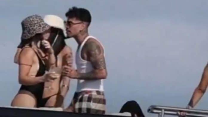 c22c4fc1-376e-469f-ad3f-0236fc88a31a_16-9-discover-aspect-ratio_default_0.jpg Rauw Alejandro in Ibiza: forgets Rosalia with another young woman