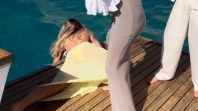 bbc7f877-480d-47e1-9c06-468def68bfe7_16-9-discover-aspect-ratio_default_0.jpg Chaos in a wedding on a boat in Ibiza: wedding rings fall overboard