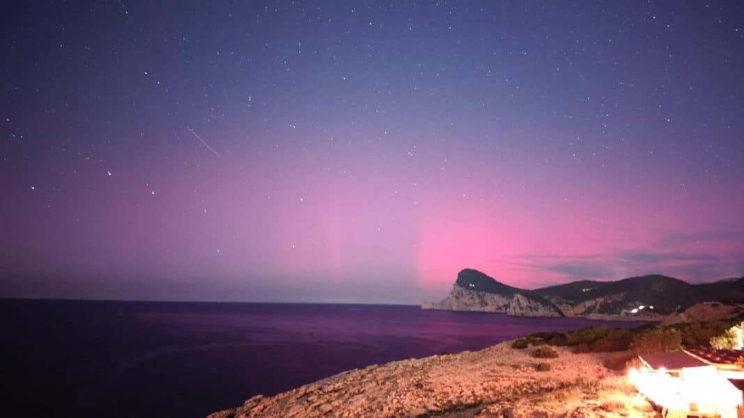 A new aurora borealis illuminates Ibiza’s sky
