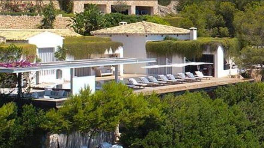 This is how much it costs to stay in the Ibiza house that Noel Gallagher sold to avoid being James Blunt’s neighbor