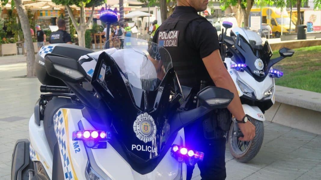 Two men arrested for stealing from several cars in Sant Antoni