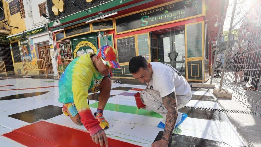 Okuda begins to transform Sant Antoni’s West End into an ‘Infinite Rainbow’