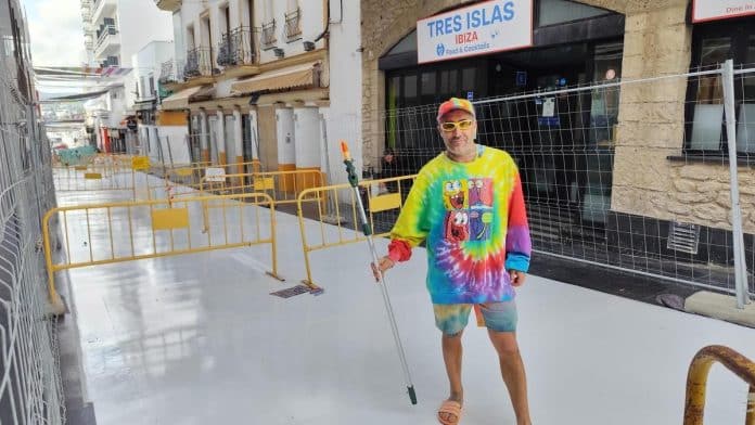 Sant Antoni prohibits driving over Okuda’s work