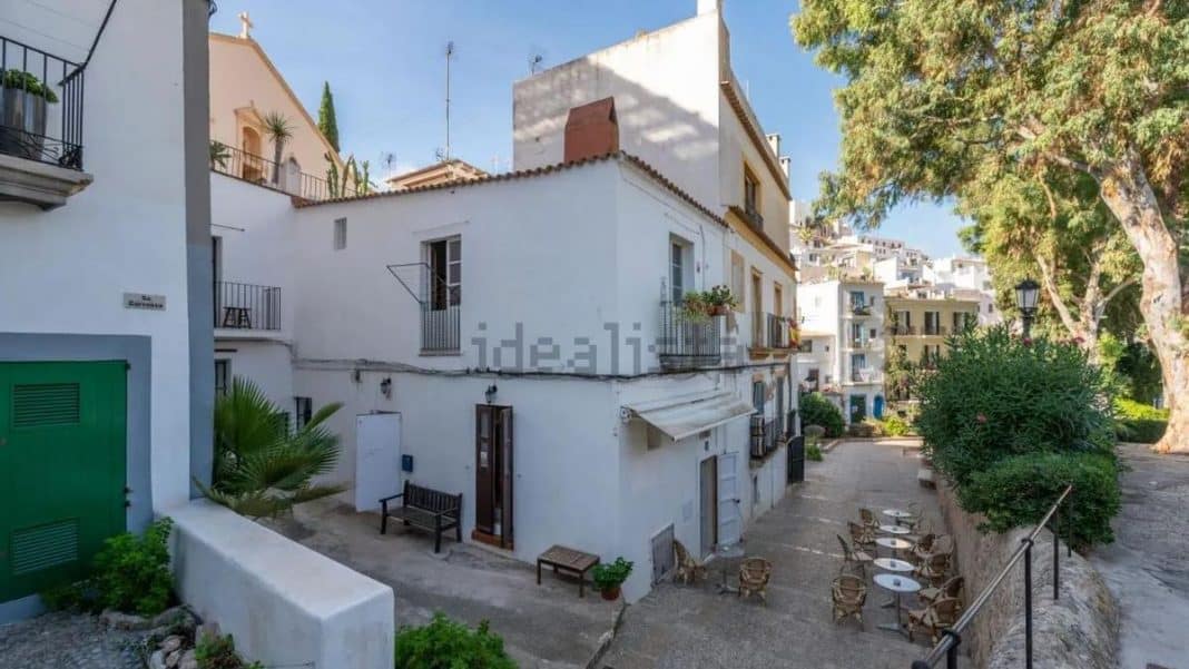 Building with two apartments and business for sale in Ibiza for 625,000 euros