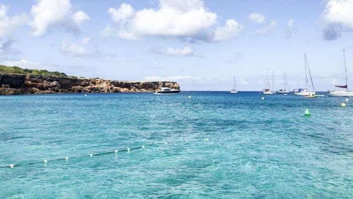 The Consell beacons the busiest beaches of Formentera to “ensure the safety” of swimmers