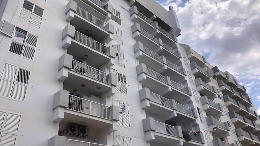 A young man critically injured after falling from a third floor in Sant Antoni